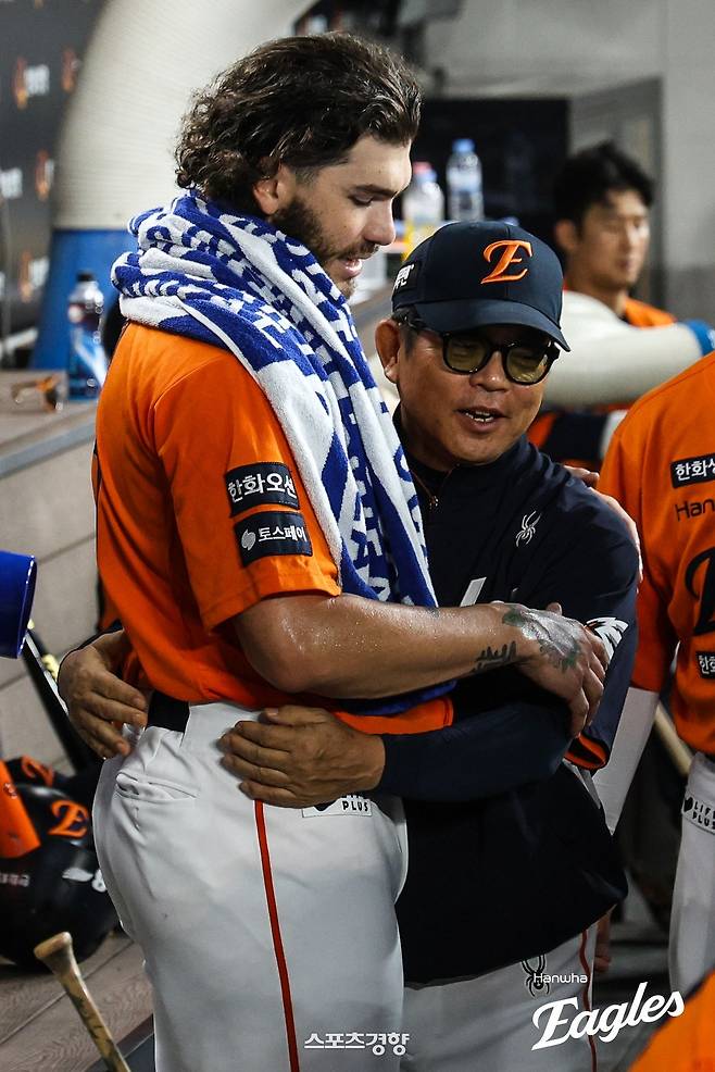 한화 코디 폰세(오른쪽)가 등판을 마찬 뒤 양상문 코치와 포옹하고 있다. 한화이글스 제공