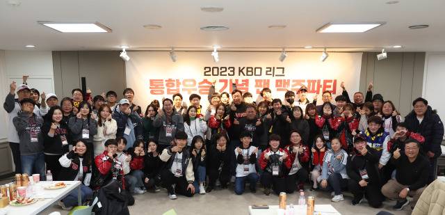 2023년 잠실구장에서 열린 통합우승 기념 맥주파티에서 팬들과 기념촬영한 차명석 LG 단장.   LG 트윈스 제공