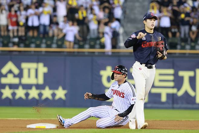 LG 오지환이 8월 20일 잠실 롯데전에서 도루하고 있다. 연합뉴스