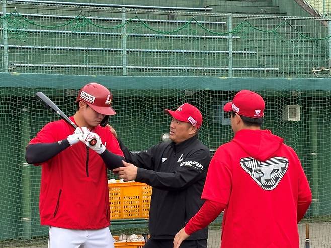 ▲ 야마사키 인스트럭터는 류효승이 몸통을 조금 더 활용할 수 있다면 대단한 홈런 타자가 될 것이라 칭찬한다 ⓒSSG랜더스