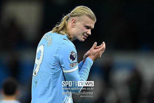 ▲ 2025년 11월 29일, 잉글랜드 맨체스터 에티하드 스타디움에서 열린 맨체스터 시티와 리즈 유나이티드의 프리미어리그 경기가 끝난 후, 맨체스터 시티의 엘링 홀란이 자신들을 응원해준 팬들을 향해 박수를 보내고 있다.