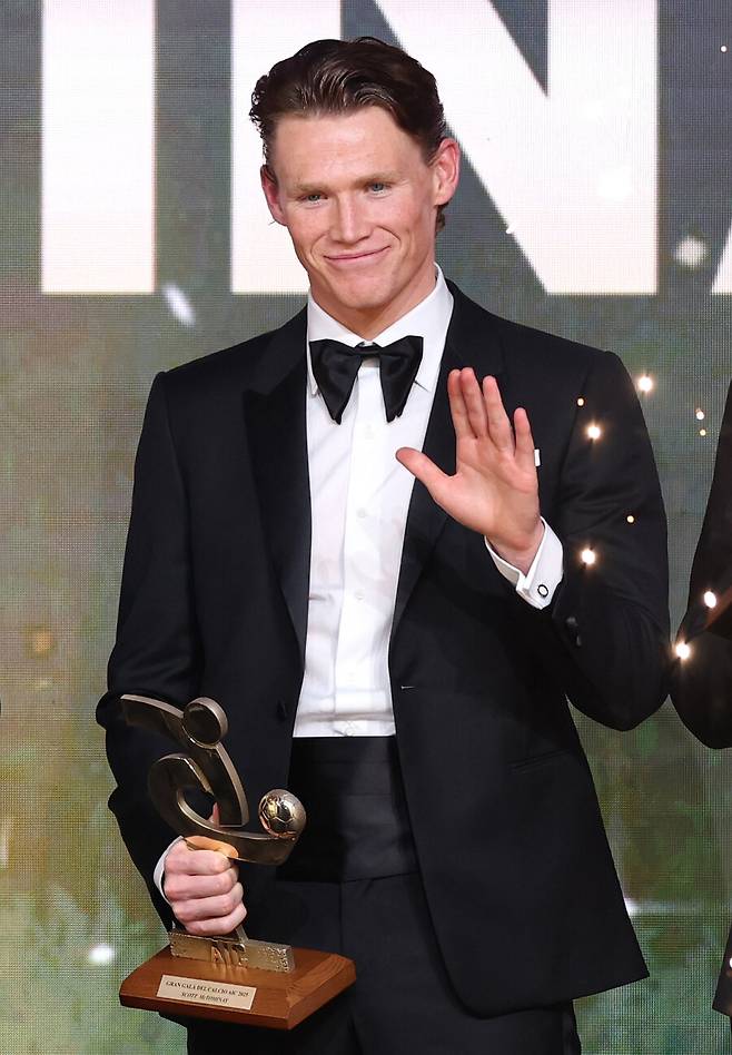 ▲ 이탈리아 축구선수협회 올해의 선수상을 받은 나폴리 미드필더 스콧 맥토미니. ⓒ연합뉴스/REUTERS/AP/AFP