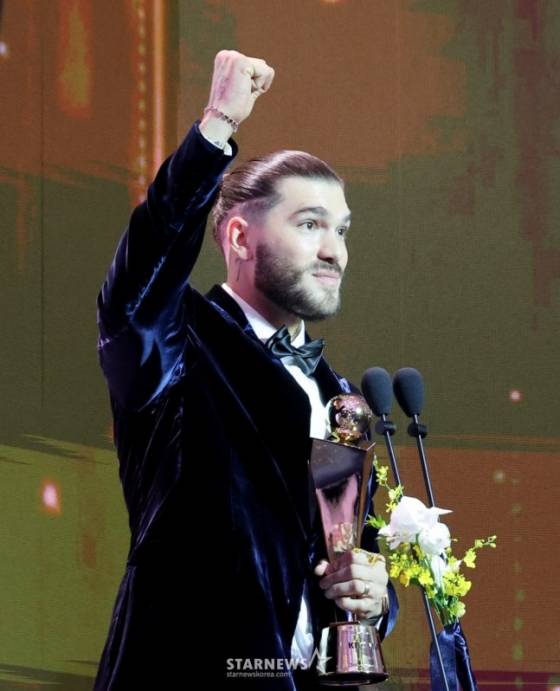 한화의 코디 폰세가 11월 24일 오후 2시 서울 롯데호텔 월드 크리스탈볼룸에서 열린 '2025 신한 SOL 뱅크 KBO 시상식'에서 리그 MVP를 수상했다. /사진=강영조 선임기자