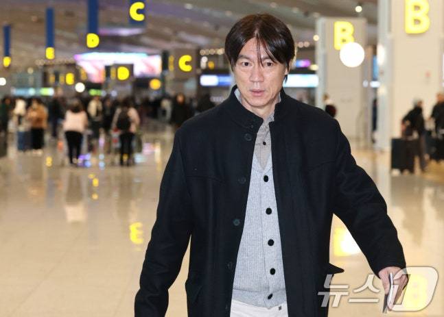 홍명보 축구국가대표팀 감독이 3일 오전 인천국제공항에서 2026 북중미 월드컵조 추첨식 참석을 위해 미국으로 출국하고 있다. /사진=뉴스1