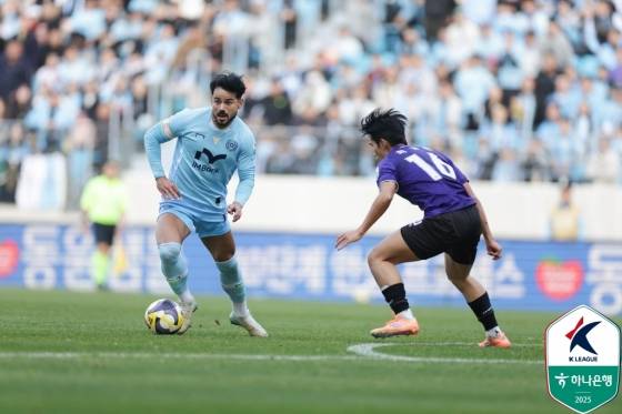 세징야(왼쪽)의 경기 모습. /사진=한국프로축구연맹 제공