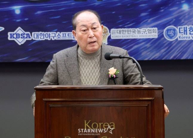 김인식 전 야구국가대표팀 감독이 지난 11월 24일 열린 스타뉴스 주최 '2025 퓨처스 스타대상' 시상식에서 수상자 선정 경과 보고를 하고 있다. /사진=김진경 대기자