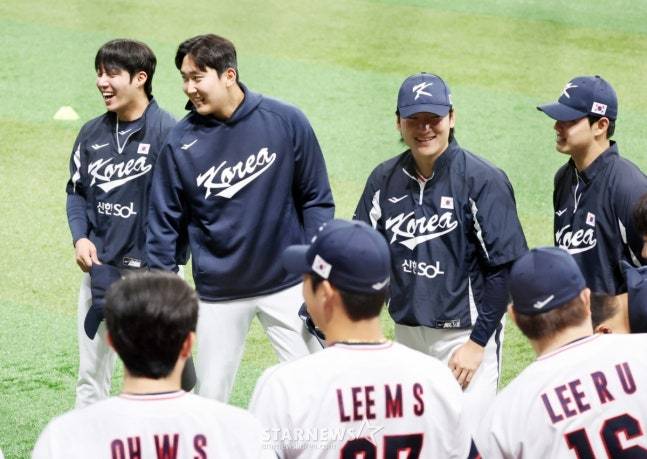 지난 11월 고척돔에서 훈련하는 대표팀 투수들. /사진=강영조 선임기자