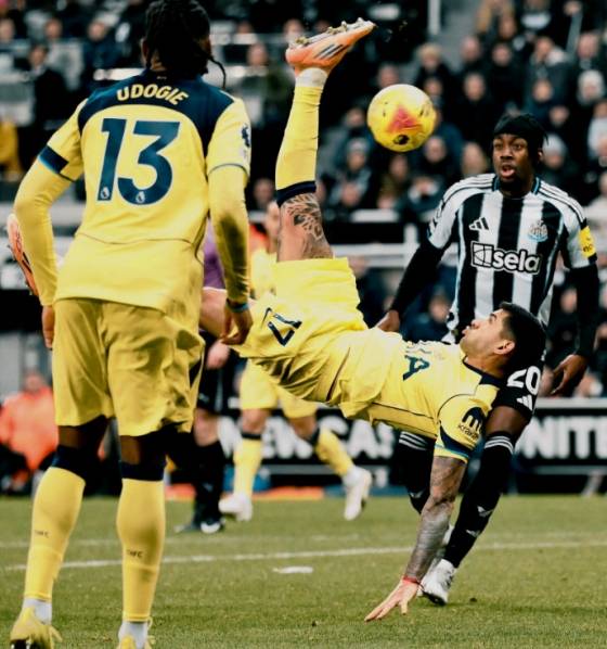 크리스티안 로메로가 3일(한국시간) 영국 뉴캐슬의 세인트 제임스 파크에서 열린 토트넘 대 뉴캐슬의 '2025~2026시즌 잉글리시 프리미어리그(EPL)' 14라운드에서 오버헤드킥을 시도하고 있다. /사진=토트넘 공식 SNS 갈무리