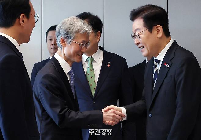 이재명 대통령이 3일 서울 용산 대통령실 청사에서 열린 5부 요인 초청 오찬에 입장하며 조희대 대법원장과 악수하고 있다. 김창길 기자