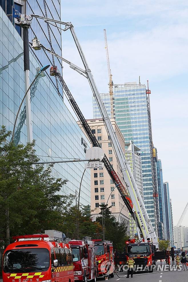 화재 진화하는 고가사다리차 10월 25일 오후 인천 연수구 부영송도타워에서 실시된 준초고층 건물 화재 재난대응 안전한국훈련 긴급구조종합훈련에서 고가사다리차가 화재를 진화하고 있다. [연합뉴스 자료사진]