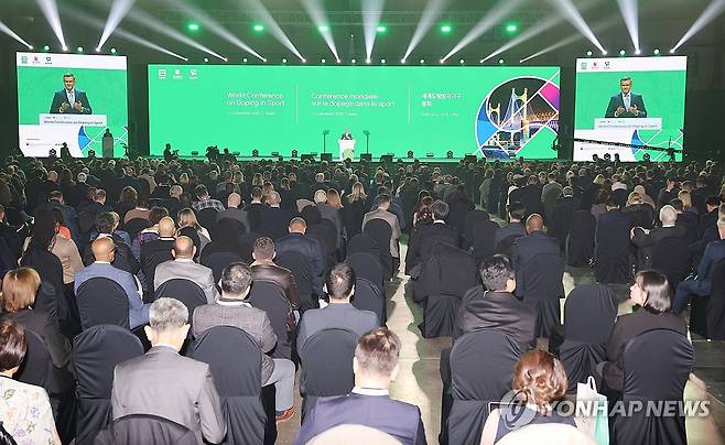 2025 세계도핑방지기구(WADA) 총회 (부산=연합뉴스) 강선배 기자 = 2일 오후 부산 해운대구 벡스코 제1전시장에서 열린 2025 세계도핑방지기구(WADA) 총회 개막식에서 위톨드 반카 WADA 회장이 인사말을 하고 있다. 2025.12.2 sbkang@yna.co.kr
