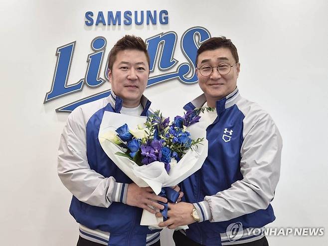 최형우, 9년 만에 삼성 라이온즈 복귀 (서울=연합뉴스) 프로야구 삼성 라이온즈는 3일 최형우와 계약기간 2년, 인센티브를 포함한 총액 26억원에 계약했다고 밝혔다.
    최형우(왼쪽)와 이종열 삼성 단장이 기념 촬영하고 있다. 2025.12.3 [삼성 라이온즈 제공. 재배포 및 DB 금지] photo@yna.co.kr