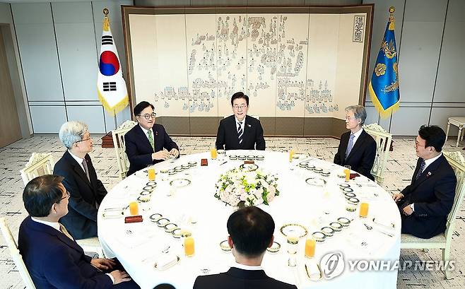 이재명 대통령, 5부 요인 초청 오찬 발언 (서울=연합뉴스) 김도훈 기자 = 이재명 대통령이 3일 용산 대통령실에서 열린 5부 요인 초청 오찬 간담회에서 발언하고 있다. 
    가운데를 기준으로 시계방향으로 이재명 대통령, 조희대 대법원장, 김민석 국무총리, 이규연 홍보소통수석, 노태악 중앙선거관리위원장, 김상환 헌법재판소장, 우원식 국회의장. 2025.12.3 superdoo82@yna.co.kr