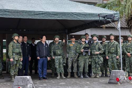 대만 예비군 훈련 설명을 듣고 있는 라이칭더 총통 [대만 총통부 캡처. 재판매 및 DB 금지]