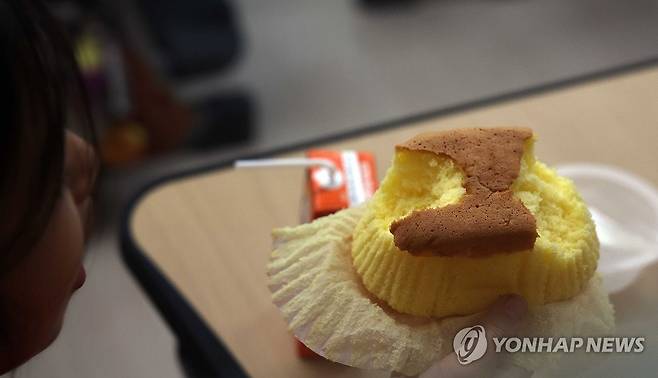 오늘 급식은 밥 대신 빵 [연합뉴스 자료사진]