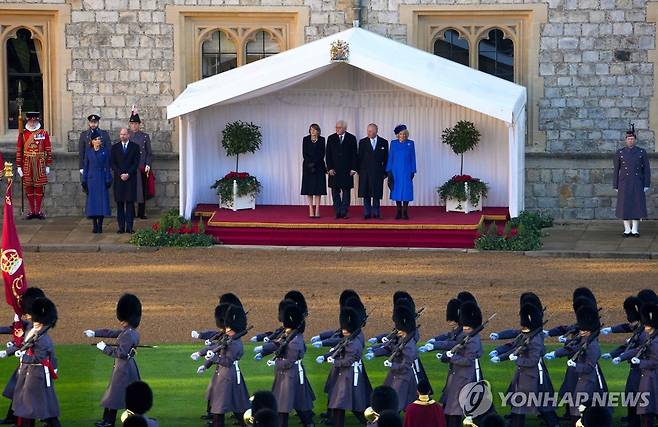 영국 국왕 부부와 독일 대통령 부부가 3일 윈저성에서 근위대를 사열하고 있다. [AFP 연합뉴스 재판매 및 DB 금지]