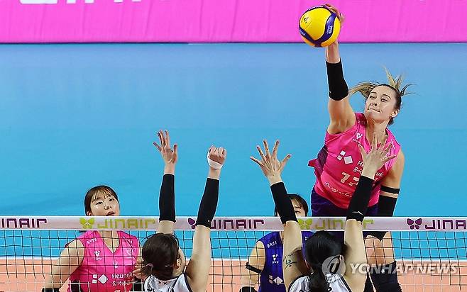 강스파이크 레베카 (인천=연합뉴스) 임순석 기자 = 3일 인천 삼산월드체육관에서 열린 프로배구 V리그 여자부 흥국생명과 한국도로공사의 경기. 흥국생명 레베카가 공격하고 있다. 2025.12.3 soonseok02@yna.co.kr