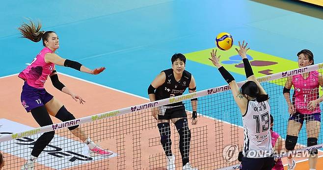 공격하는 레베카 (인천=연합뉴스) 임순석 기자 = 3일 인천 삼산월드체육관에서 열린 프로배구 V리그 여자부 흥국생명과 한국도로공사의 경기. 흥국생명 레베카가 공격하고 있다. 2025.12.3 soonseok02@yna.co.kr