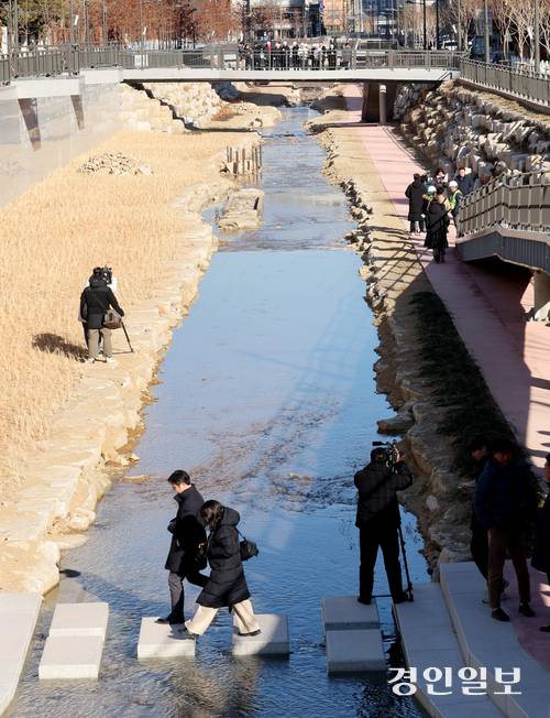 4일 오전 인천 부평1동 행정복지센터 인근 굴포천 생태하천 복원 사업 현장에서 열린 굴포천 물맞이 행사에서 참석자들이 사업현장을 살펴보고 있다. 2025.12.04 /조재현기자 jhc@kyeongin.com