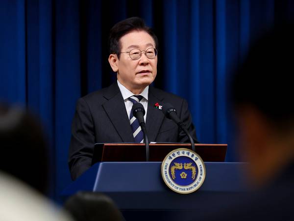 이재명&nbsp;대통령이 12·3 비상계엄 사태 1주년인 3일 용산 대통령실에서 '빛의 혁명 1주년 대국민 특별성명'을 발표하고 있다. 2025.12.3 [사진 = 연합뉴스]