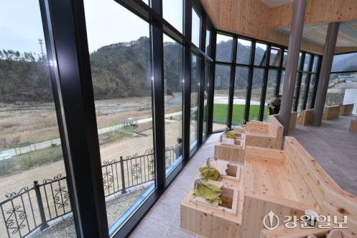 가곡 유황온천&스파 주변에는 꼭 찾아가봐야 할 명소가 즐비하다. 사진은 족욕체험장.