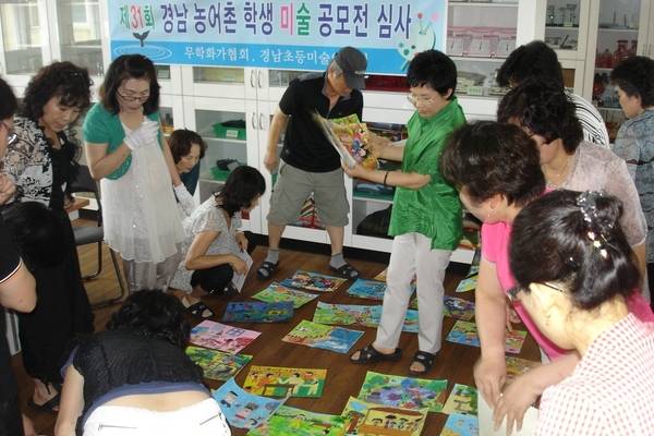 2009년 열린 '제31회 경상남도 농어촌학생 미술공모전' 심사 모습. /무학화가협회