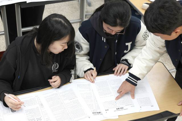 2026학년도 대학수학능력시험(수능) 다음날인 지난달 14일 대구 수성구 정화여자고등학교 3학년 교실에서 수험생들이 가채점하고 있다. 연합뉴스