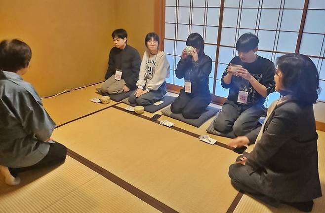 ▲ 2일부터 4일가지 일본 자매도시를 방문한 경주시 청소년교류단 학생들이 나라시의 한 다도 공간에서 전통 다도 체험 프로그램에 참여하고 있다. 경주시
