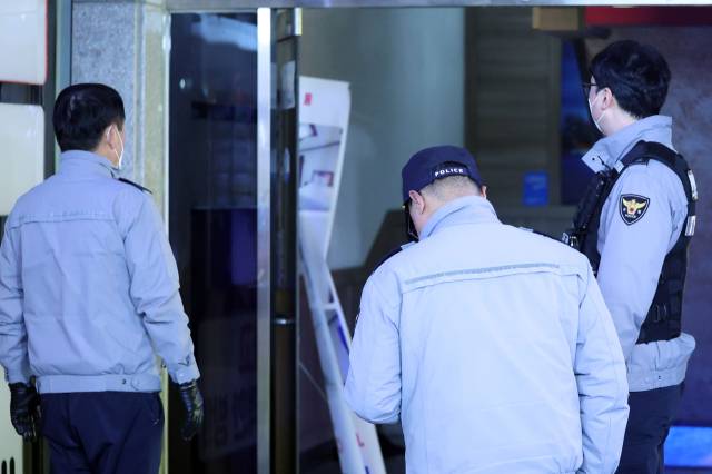 3일 오후 경남 창원시 마산회원구 합성동 한 모텔 앞에서 경찰이 현장을 통제하고 있다. 이날 오후 해당 모텔에서 흉기 사건이 발생해 2명이 심정지 상태로 발견되고, 2명이 중상을 입었다. 연합뉴스