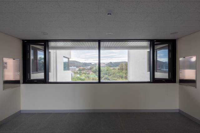 하동군 농업근로자 기숙사 건물 내부 홀.