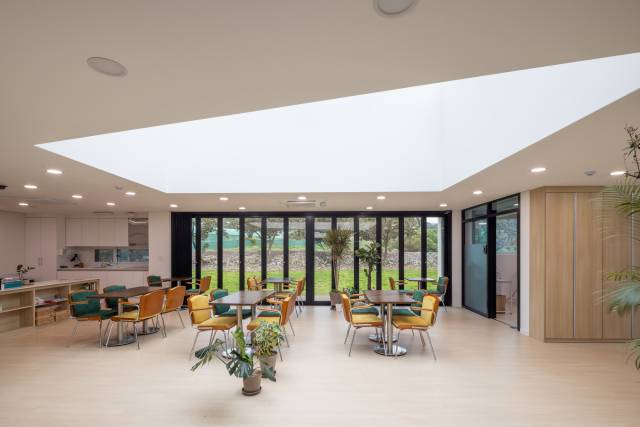 하동군 농업근로자 기숙사 내부 개방형 라운지.