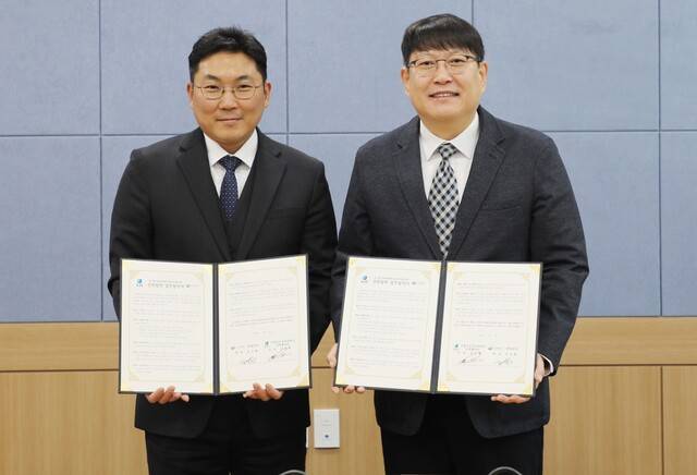 3일 국립금오공과대학교 산학협력관에서 권오형 국립금오공대 산학협력단장(오른족)과 김규형 제호바 대표이사가 건설공정 예측기술 공동개발을 위한 업무협약을 체결하고 있다. 국립금오공대 제공