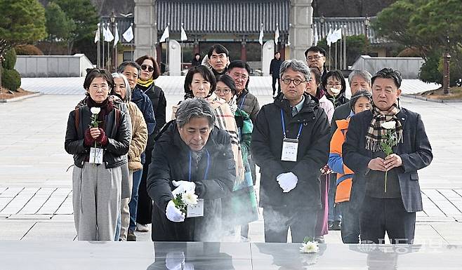 한강 작가의 노벨문학상 '소년이 온다' 수상 1주년 기념 특강 광주를 만나다 문학기행에 참가한 탐석자들이 4일 북구 운정동 국립5.18민주묘지 추모탑앞에서 헌화 참배하고 있다.
양광삼기자 ygs02@mdilbo.com