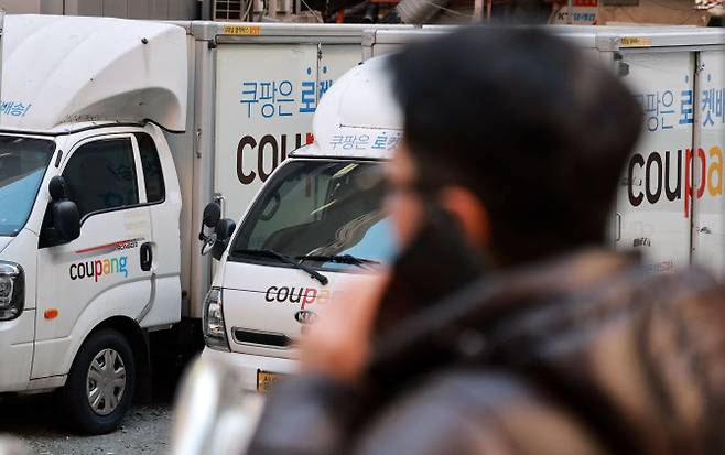 전자상거래 1위 업체 쿠팡에서 약 3400만건에 이르는 대규모 개인정보가 유출된 가운데 4일 서울 시내 한 쿠팡 물류센터에 배송차량이 주차돼 있다. 유통업계에 따르면 온라인상에서는 ‘쿠팡 사태’ 이후 로그인 시도와 스미싱 등 피해를 봤다는 사례가 잇따르고 있다.(사진=연합뉴스)