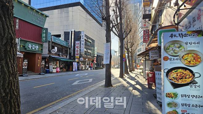 4일 점심 시간 서울 종로구의 한 식당가. 배달 오토바이나 고객 없이 한산한 모습이다.(사진=김세연기자)