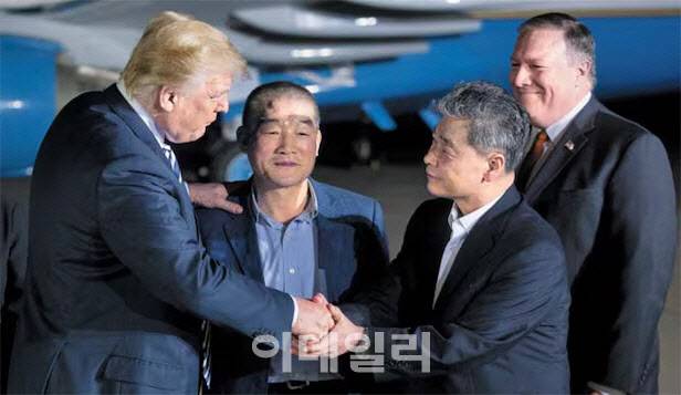 2018년 5월 북한에서 풀려난 김학송(왼쪽에서 셋째) 선교사가 미국 워싱턴DC 인근 공군 기지로 마중 나온 트럼프 미 대통령과 악수하고 있다. 김 선교사 왼쪽은 함께 풀려난 김동철 목사이고, 오른쪽은 폼페이오 미 국무장관.[연합뉴스 제공]