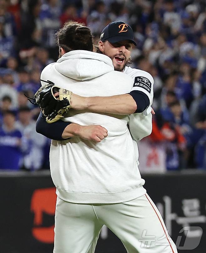 24일 오후 대전 한화생명볼파크에서 열린 프로야구 2025 신한 SOL뱅크 KBO 플레이오프 5차전 삼성 라이온즈와 한화 이글스의 경기, 11대2 대승을 거두며 시리즈 전적 3승 2패로 한국시리즈 진출에 성공한 한화 와이스가 폰세와 기쁨을 나누고 있다. 2025.10.24/뉴스1 ⓒ News1 김진환 기자