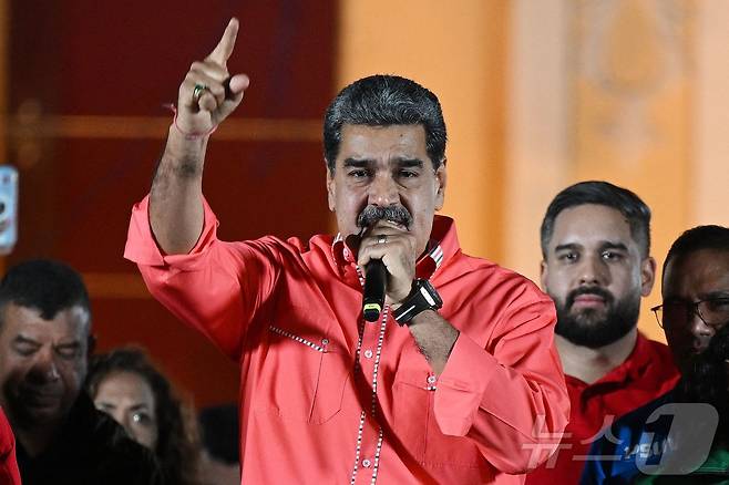니콜라스 마두로 베네수엘라 대통령이 2025년 5월 25일 카라카스의 볼리바르 광장에서 의회 및 지역 선거 결과를 축하하며 지지자들에게 연설하고 있다. ⓒ AFP=뉴스1 ⓒ News1 신기림 기자