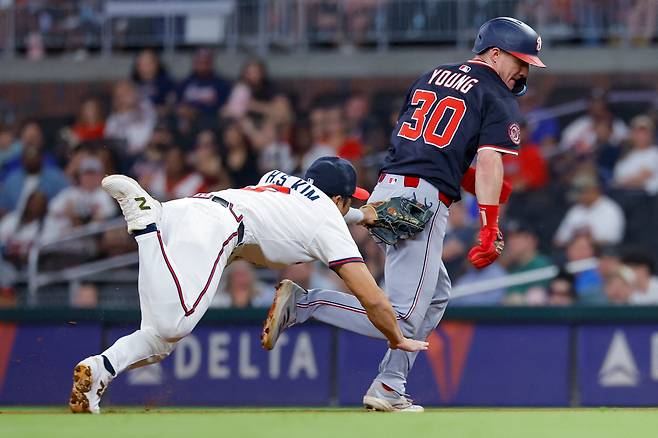 ATLANTA, GEORGIA - SEPTEMBER 23: Jacob Young #30 of the Washington Nationals is run down by Ha-Seong Kim #9 of the Atlanta Braves on an attempted steal during the fourth inning at Truist Park on September 23, 2025 in Atlanta, Georgia.   Todd Kirkland/Getty Images/AFP (Photo by Todd Kirkland / GETTY IMAGES NORTH AMERICA / Getty Images via AFP)        &lt;저작권자(c) 연합뉴스, 무단 전재-재배포, AI 학습 및 활용 금지&gt;