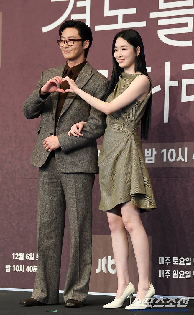 JTBC 새 토일드라마 '경도를 기다리며' 제작발표회가 4일 서울 구로구 더링크호텔에서 열렸다. 박서준, 원지안이 포토타임을 갖고 있다. 구로=박재만 기자 pjm@sportschosun.com/2025.12.04/