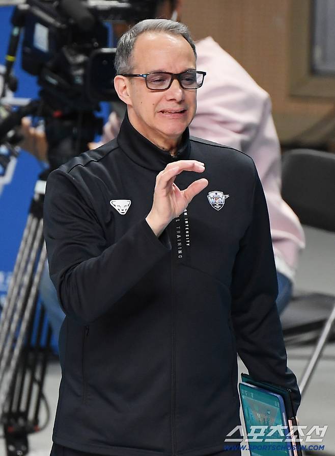 4일 서울 장충체육관에서 열린 V리그 우리카드-대한항공전. 우리카드 마우리시오 감독. 장충체=정재근 기자 cjg@sportschosun.com/2025.12.4/
