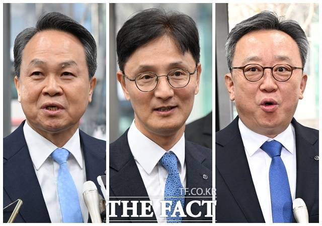 진옥동 신한금융그룹 회장과 이선훈 신한투자증권 사장, 정상혁 신한은행장(왼쪽부터)이 4일 오전 서울 중구 신한금융지주회사 사옥으로 들어서며 취재진의 질문에 답하고 있다. /남용희 기자