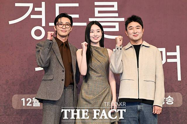 배우 박서준 원지안, 임현욱 감독(왼쪽부터)이 4일 오후 2시 서울 구로구 더 링크 호텔에서 진행된 JTBC 새 토일드라마 '경도를 기다리며' 제작발표회에 참석해 다양한 이야기를 나눴다. /서예원 기자