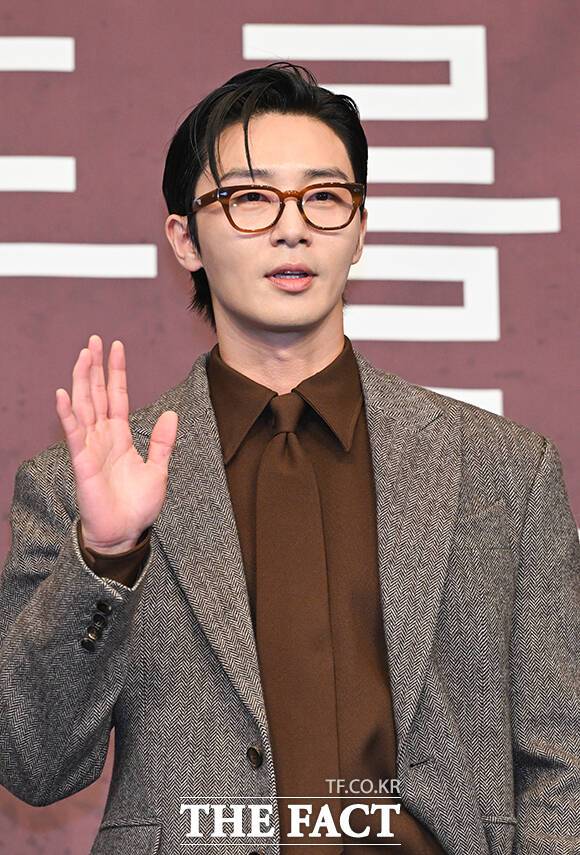 배우 박서준이 '경도를 기다리며'에서 연예부 차장 이경도 역을 맡아 극을 이끈다. /서예원 기자