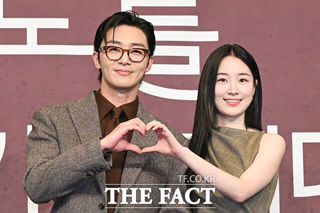 배우 박서준(왼쪽)과 원지안이 호흡을 맞춘 '경도를 기다리며'는 오는 6일 오후 10시 40분 첫 방송한다. /서예원 기자