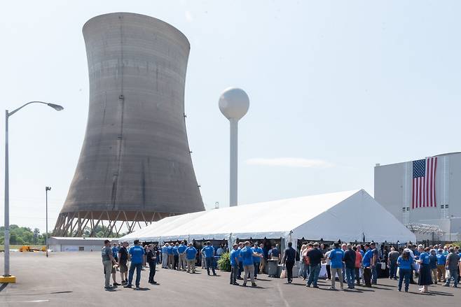 지난 6월 미국 펜실베이니아주 스리마일섬에서 원전 운영 업체 콘스텔레이션이 직원 및 지역 관계자들과 함께 원전 재가동 추진 기념 행사를 하고 있다. /콘스텔레이션