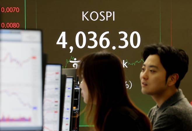 3일 서울 중구 하나은행 본점 딜링룸 전광판에 증시 종가가 표시되고 있다. 이/뉴스1