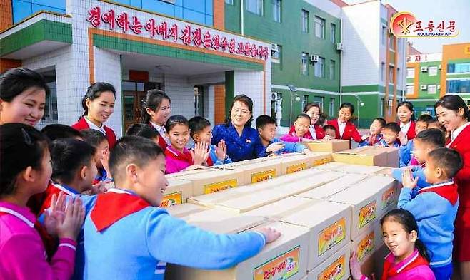 북한 노동당 기관지 노동신문은 4일 “전국 각지에 멋들어지게 솟아난 육아원, 애육원, 초등학원, 중등학원, 양로원들도 모든 인민들이 무탈하여 편안하고 화목하게 살아가는 공산주의 사회를 하루빨리 건설하기 위해 천만품을 들이는 우리 당의 위대한 손길이 낳은 세상에 둘도 없는 재부들”이라고 보도했다. /노동신문 뉴스1