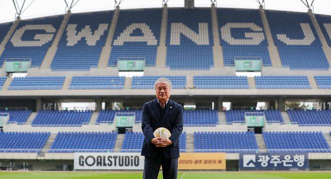 K리그 광주FC 유스팀 광주 금호고 축구부의 최수용 감독. /김영근 기자