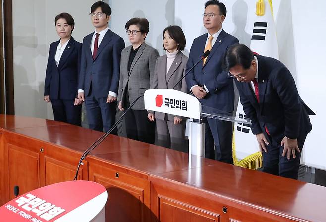 국민의힘 송언석 원내대표가 3일 서울 여의도 국회에서 기자회견을 열고 지난 12·3 비상계엄 사태를 막지 못한 책임에 대해 107명 의원을 대표해 고개 숙여 사과하고 있다./연합뉴스